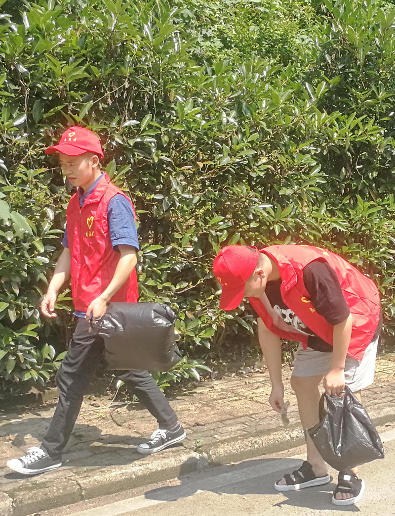 2長壽職工志愿者清理廠區(qū)周邊垃圾2.jpg