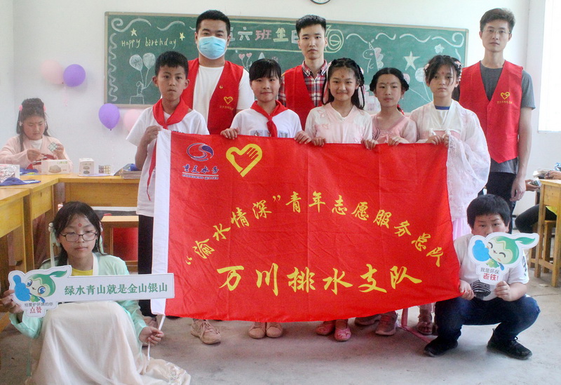 2長壽職工志愿者清理廠區(qū)周邊垃圾2.jpg