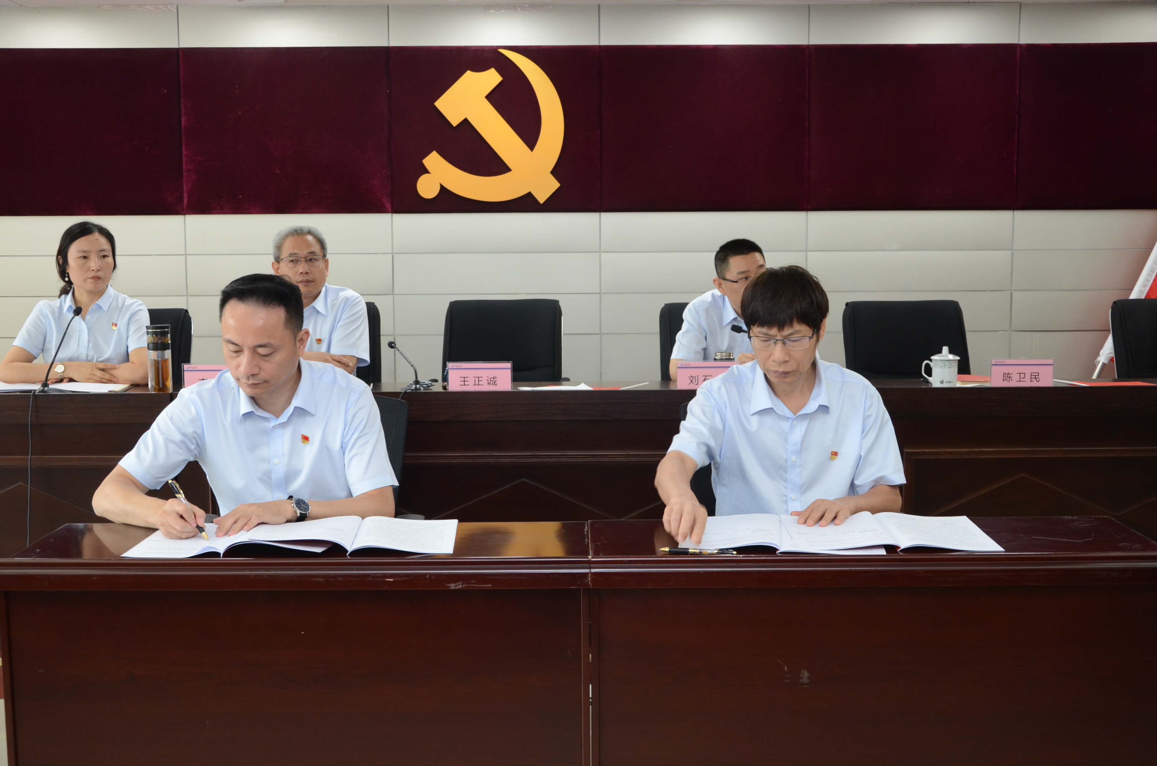 廉政責任書簽訂現(xiàn)場.JPG